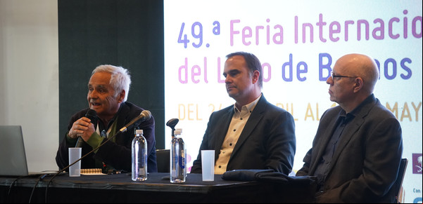 La Feria del Libro homenajeó a Mario Vargas Llosa con voces y anécdotas