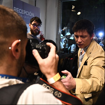 Javier Milei apoyó a Santiago Caputo tras el incidente con un fotógrafo en el debate porteño
