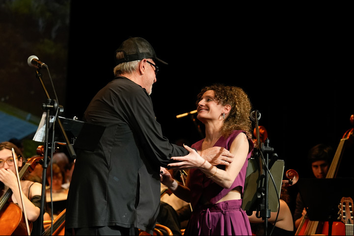 León Gieco y Alín Demirdjian en el escenario del teatro Avenida, después de interpretar a dúo "Golondrina". Foto Julian Cabral