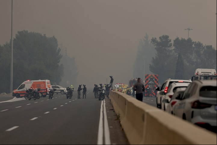 Las autoridades cerraron autopistas y evacuaron localidades. Foto: EFE