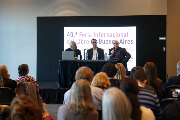 ,Homenaje a Mario Vargas Llosa con la presencia de los escritores y periodistas Juan Cruz Ruiz, Raúl Tola, a cargo de la catedra Vargas Llosa y Jorge Fernández Diaz. Foto: Juano Tesone.