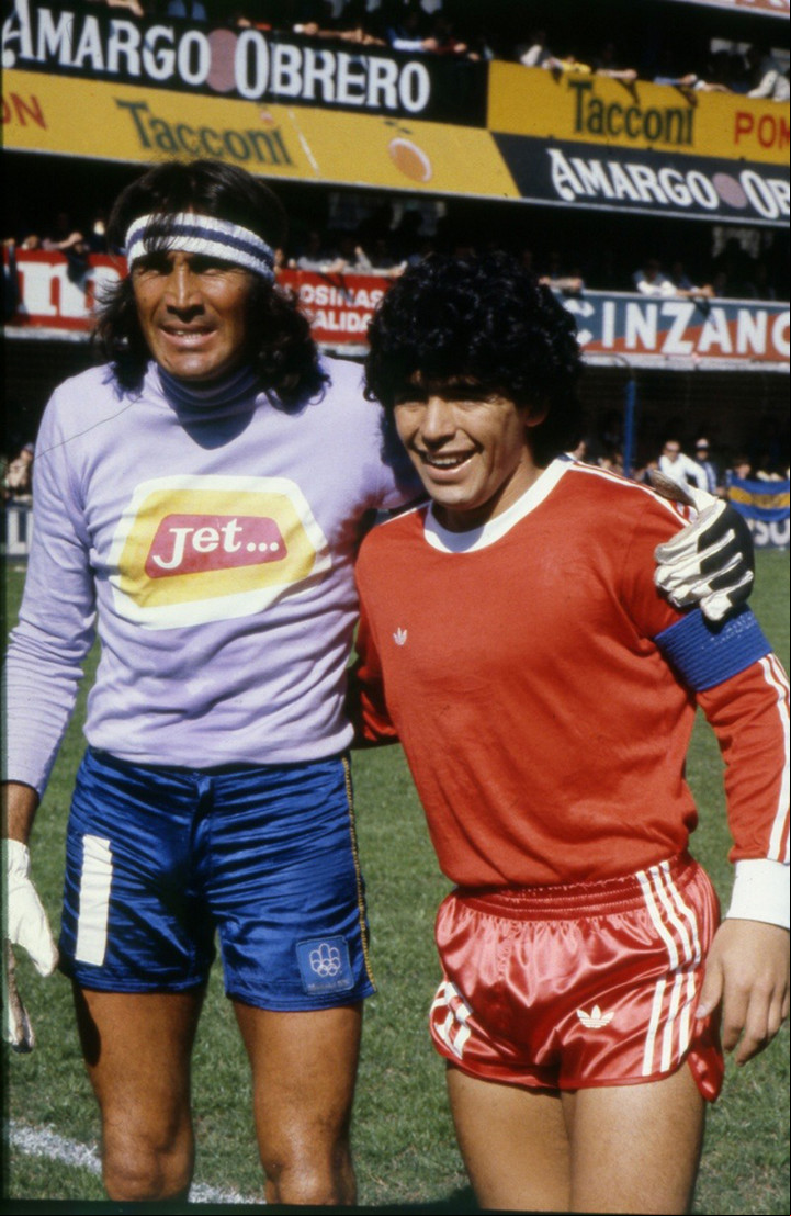 Hugo Gatti con Maradona. @AAAJHistoria