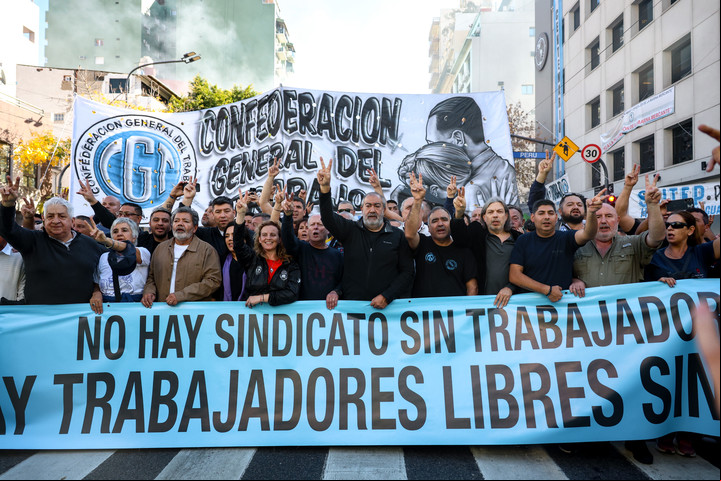 La marcha de la CGT por el Día del Trabajador, en el centro de la Ciudad. Foto: Cristina Sille / Clarín