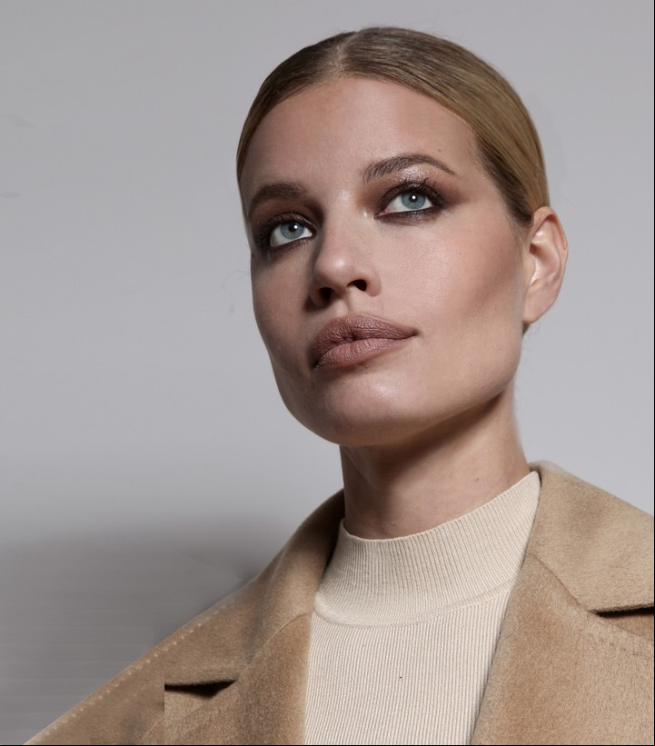 Piel luminosa, labios intensos y rubores vibrantes marcan los looks de esta temporada. Foto: Campaña de Regina Cosmetics.