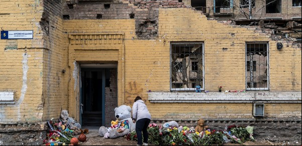 Un misil ruso destruyó estos apartamentos de Kiev y una comunidad de décadas de antigüedad