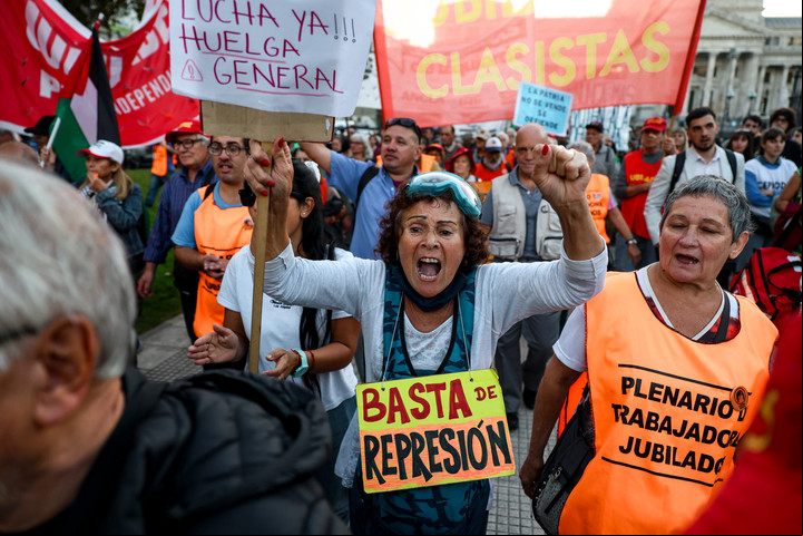 Marcha de jubilados en el Congreso de la Nación - Foto: Cristina Sille/Clarín