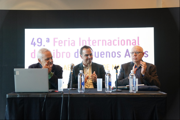 ,Homenaje a Mario Vargas Llosa con la presencia de los escritores y periodistas Juan Cruz Ruiz, Raúl Tola, a cargo de la catedra Vargas Llosa y Jorge Fernández Diaz. Foto: Juano Tesone.