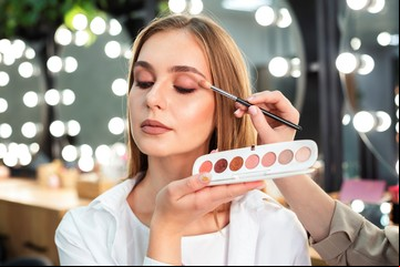 Tendencias en maquillaje: colores intensos, piel glow y mirada audaz