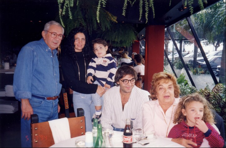 Osvaldo y Beba, los fundadores de Happening con sus hijos y nietos.