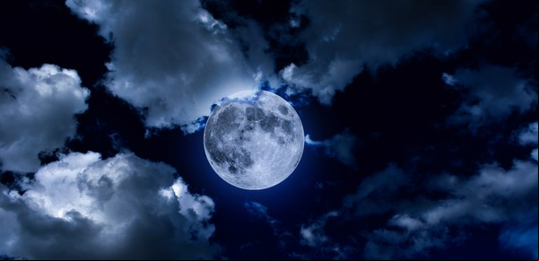 Calendario lunar de mayo 2025: cómo la Luna y Venus traerán "urgencia, deseo y chispa"