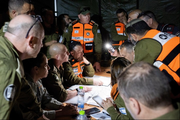 El Ejército israelí continúa este jueves apoyando en las labores de extinción de los incendios. EFE