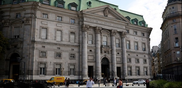 Viernes 2 de mayo: ¿hay bancos y entidades financieras?