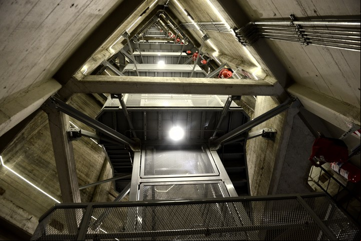 El se realiza desde la Plaza de la República, subiendo 8 escalones hasta llegar al moderno ascensor. Foto: Archivo Clarín.