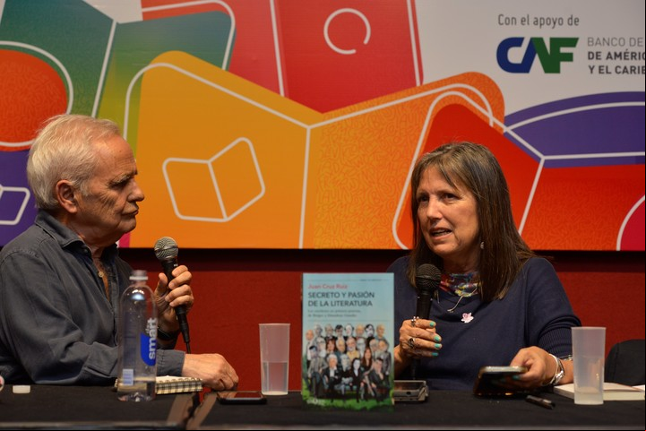 Juan Cruz Ruiz presentó su libro en la Feria junto a Claudia Piñeiro. Foto: gentileza Fundación El Libro.