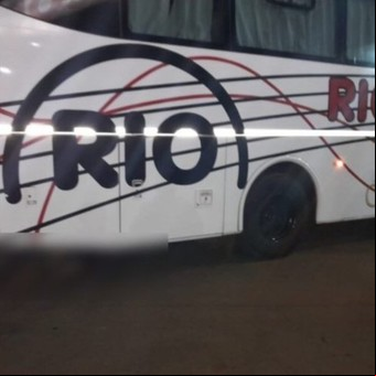 Misterio en Corrientes: un micro llegó a la terminal y descubrieron que llevaba a un muerto debajo de la carrocería