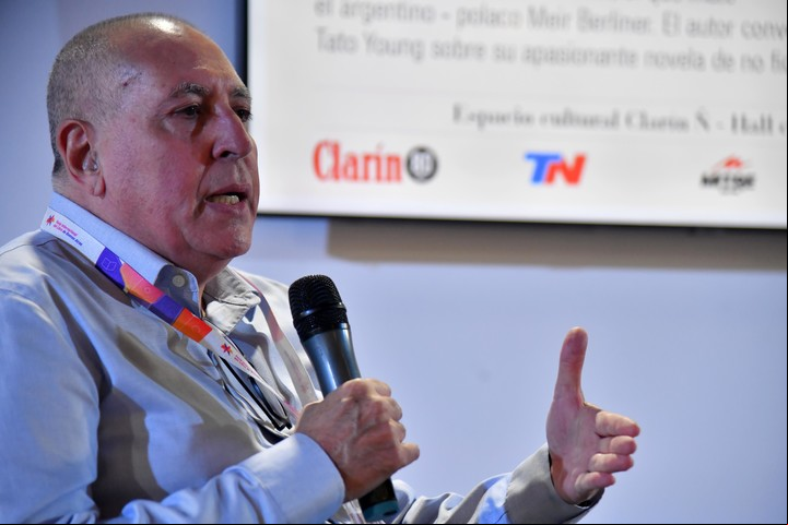 El periodista y escritor Gustavo Sierra el viernes en el espacio cultural Clarín / Ñ de la Feria Internacional del Libro de Buenos Aires. Foto: Enrique García Medina.