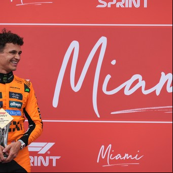 Lando Norris ganó una caótica y entretenida Sprint Race en Miami, donde McLaren sigue firme