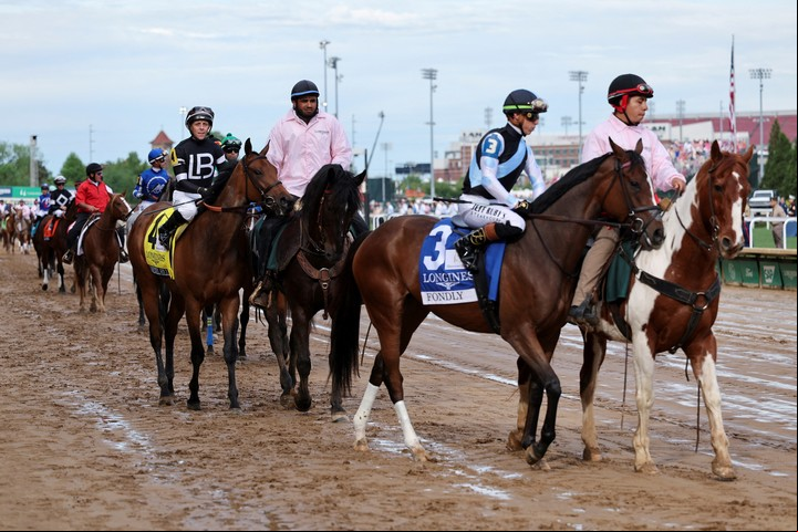 Caballos y jinetes recorrern la pista en la previa al Kentucky Derby 2025. (Foto: REUTERS)
