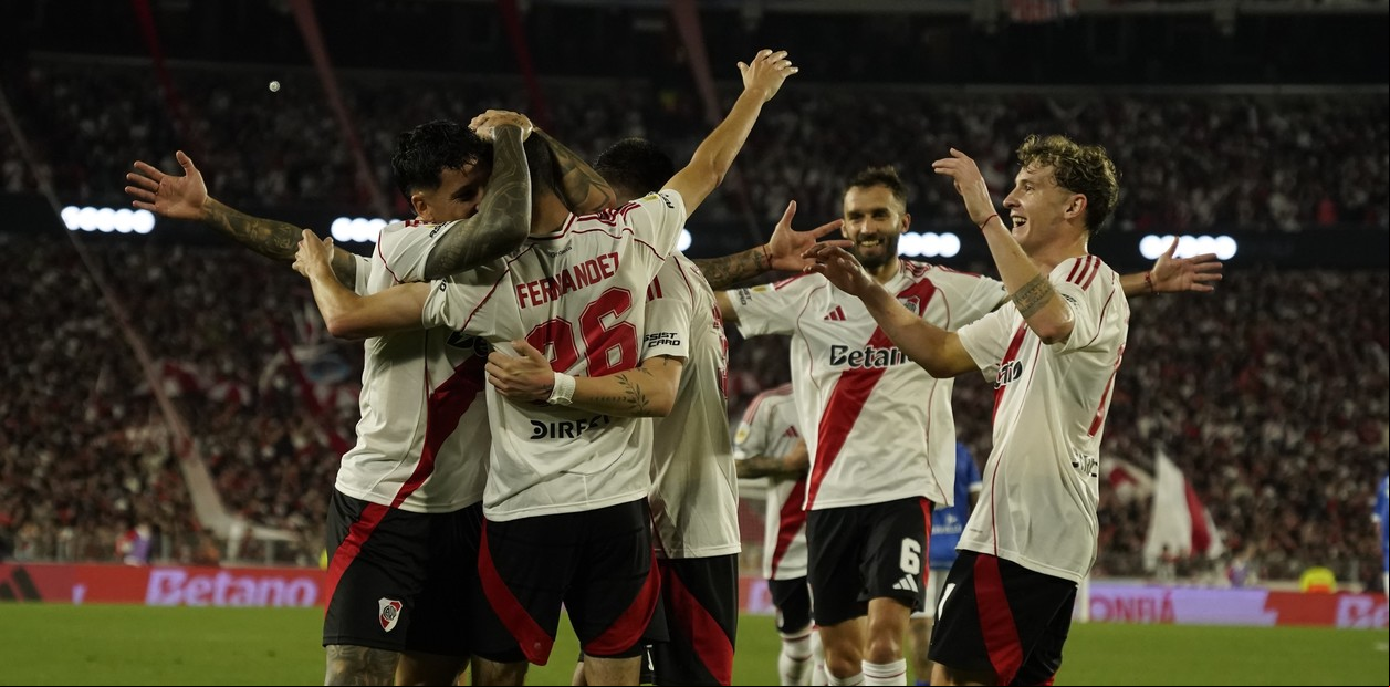 River, en una versión tope de gama, aplastó a Vélez bajo un diluvio y evitó un eventual cruce con Boca en cuartos de final