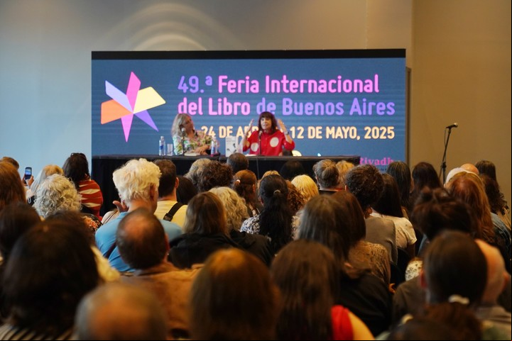 La española Rosa Montero vino a presentar su novela más reciente Animales difíciles con Hinde Pomeraniec. Foto: Martín Bonetto.
