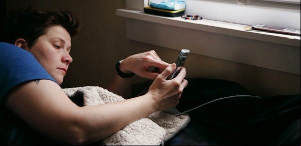 ¿Por qué no se debería usar el celular como despertador, según expertos en salud?