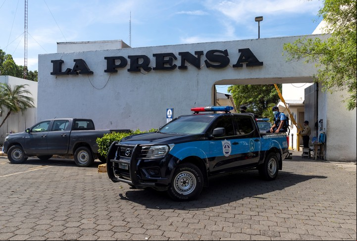 de la policía permanecen en la entrada de una propiedad de la Editorial La Prensa, durante un operativo de allanamiento, en Managua en 2023 (Nicaragua). Foto EFE