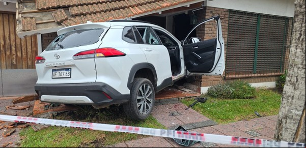 Entradera, tiroteo y persecución en Quilmes: dos ladrones muertos, dos detenidos y un auto incrustado en una casa