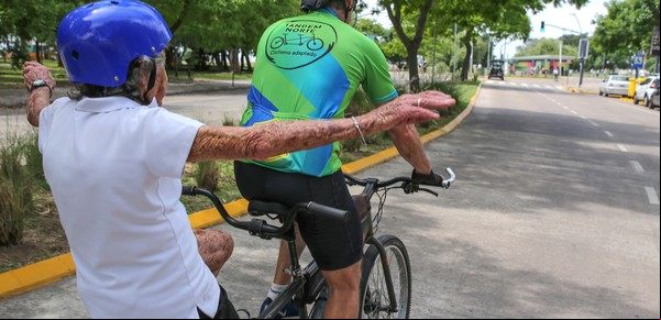 Ayudan a personas ciegas a aprender a andar en bicicleta