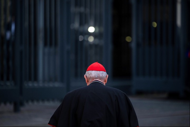 Un cardenal llega al Vaticano el viernes 25 de abril de 2025 por la mañana para presentar sus respetos al Papa Francisco. Mientras los cardenales se reúnen para elegir al sucesor del Papa Francisco, se enfrentan a debates sobre si la Iglesia necesita más el cambio o la constancia. (James Hill/The New York Times)