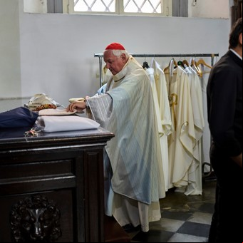Cena con cardenales y encuentros en el Vaticano: ¿El presidente Emmanuel Macron quiere tener un papa francés?