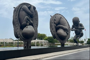 En Doha, la obra de Damien Hirst que permaneció cubierta cinco años y hoy da nombre a un barrio 