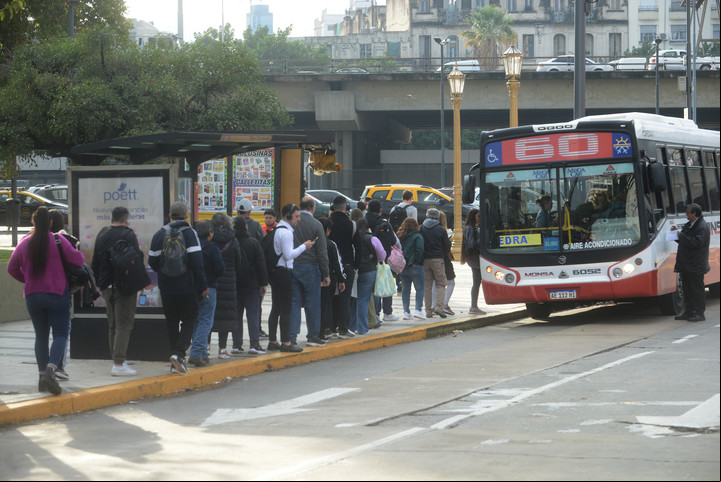 También habrá actualizaciones de las tarifas de colectivos en el AMBA en junio y julio. Foto Clarín/Luciano Thieberger