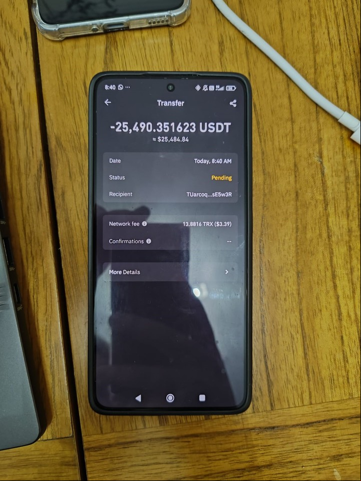 Uno de los celulares en el que se incautaron 25 mil dólares en criptoactivos.