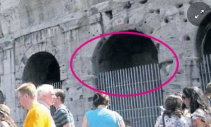 El turista americano, también residente de Taiwán, quedó colgado en una reja del Coliseo. No está claro por qué se subió allí.