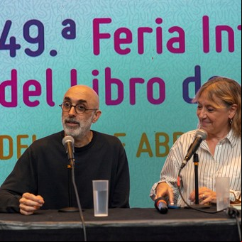 “Tarántula”: Eduardo Halfon presentó su obra en una Sala Storni colmada