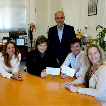 Más denuncias, sospechas y nuevos chats en la polémica por los fondos del PAMI que enfrenta a Karina Milei y Santiago Caputo 