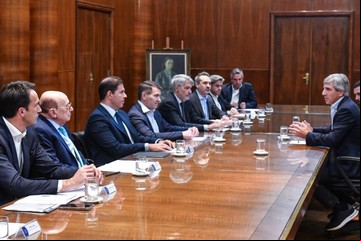 Por presión de Caputo, los supermercados y mayoristas no pagaron el aumento salarial fijado en la paritaria de Comercio 