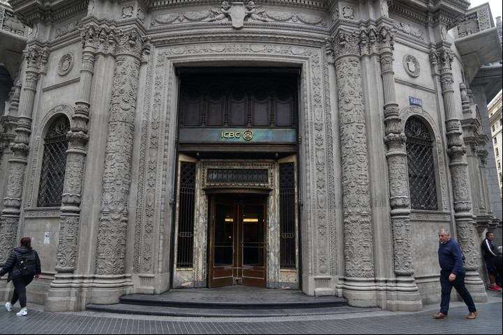 El edificio del ex First Bank Boston es uno de esos lugares que te transportan a otra época sin salir del microcentro.
Foto: Guillermo Rodríguez Adami - Clarín.