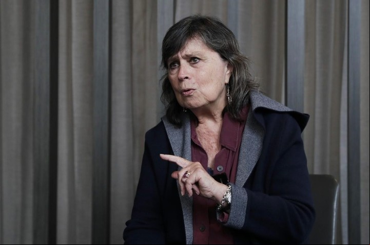 La escritora colombiana Laura Restrepo presentó días atrás en Bogotá su última novela, Soy la daga y soy la herida, editada por Alfaguara. Foto: EFE / Carlos Ortega.