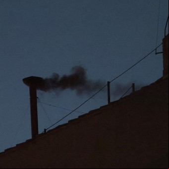 Cónclave: cómo hacen el humo negro y blanco que sale de la chimenea y anuncia al nuevo papa