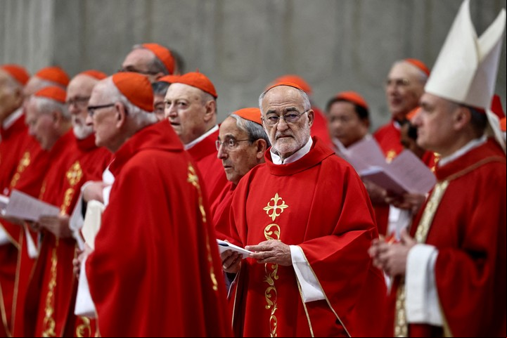 Cristobal López Romero entre sus pares, en misa. Foto: Reuters