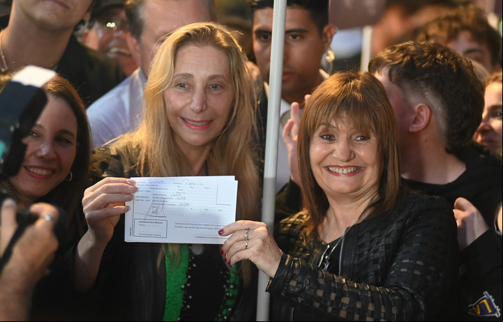 Patricia Bullrich y Karina Milei luego de que la ministra de Seguridad se afiliara a LLA. Foto: Santiago García Díaz