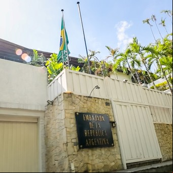 La salida de los venezolanos de la embajada argentina: el antichavismo celebra la liberación y el régimen de Maduro afirma que negoció salvoconductos