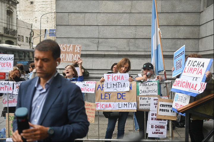 El apoyo de una agrupación al debate en el Senado sobre Ficha Limpia. Foto Federico Lopez Claro