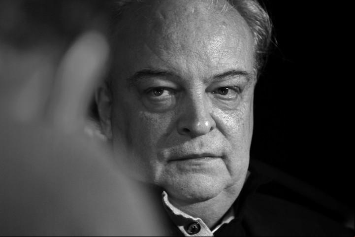 El escritor español Enrique Vila Matas durante una entrevista pública realizada en el Centro Cultural de España (CCE) en Montevideo, en 2014. AFP PHOTO/PANTA ASTIAZARAN
