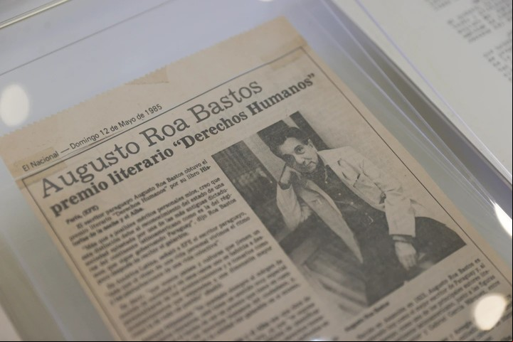 Recortes periodísticos, anotaciones, recuerdos de infancia y hasta instrumentos musicales de Augusto Roa Bastos forman parte de la exposición. Juan Pablo Pino/EFE
