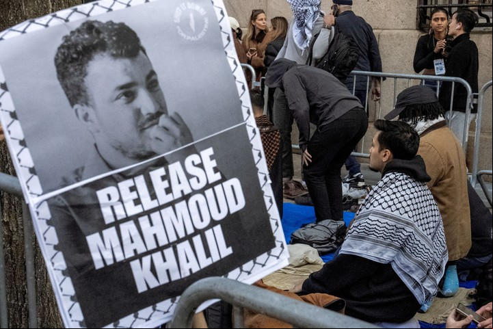 Los manifestantes en la biblioteca también exigieron la liberación de Mahmoud Khalil, un activista palestino. Foto: Reuters