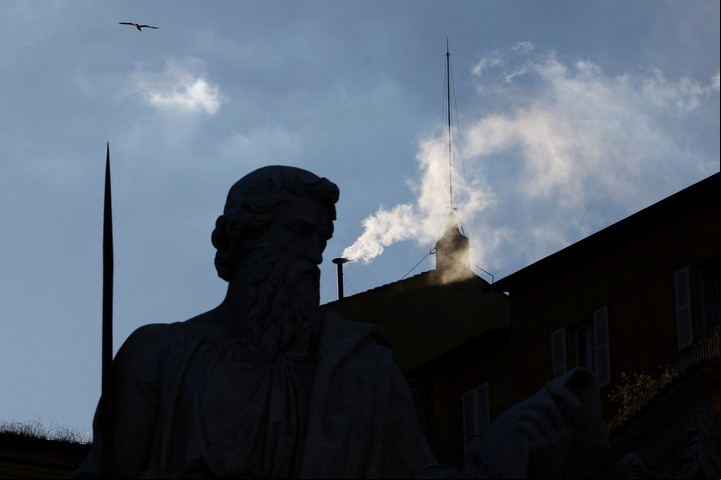 Humo blanco sobre un cielo celeste, en San Pedro. Foto: Reuters
