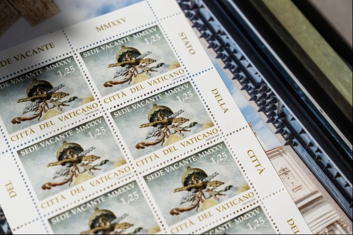 Edición especial de sellos del Vaticano, emitidos exclusivamente para el período comprendido entre la muerte del Papa Francisco y la elección de su sucesor. Foto Gianni Cipriano para The New York Times