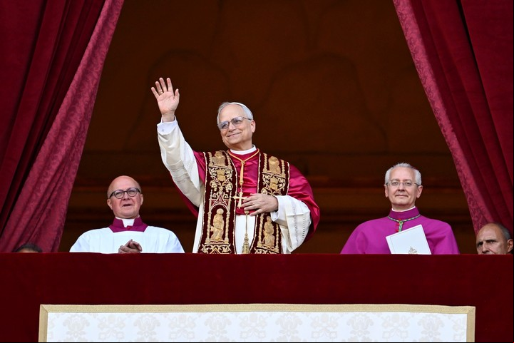 El papa LeónXIV saluda a los fieles desde el balcón. Foto: EFE